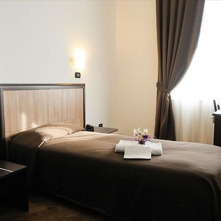 Hotel Chopin Генуа Екстериор снимка