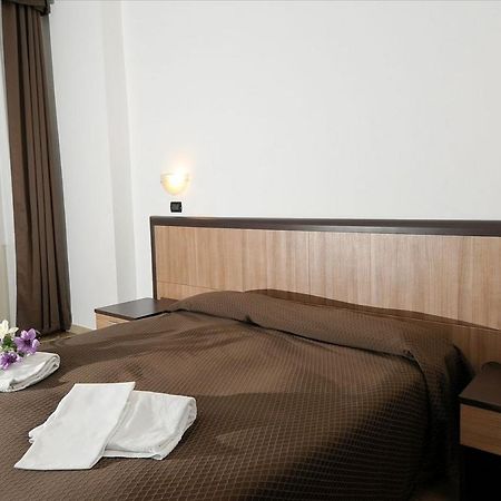 Hotel Chopin Генуа Екстериор снимка