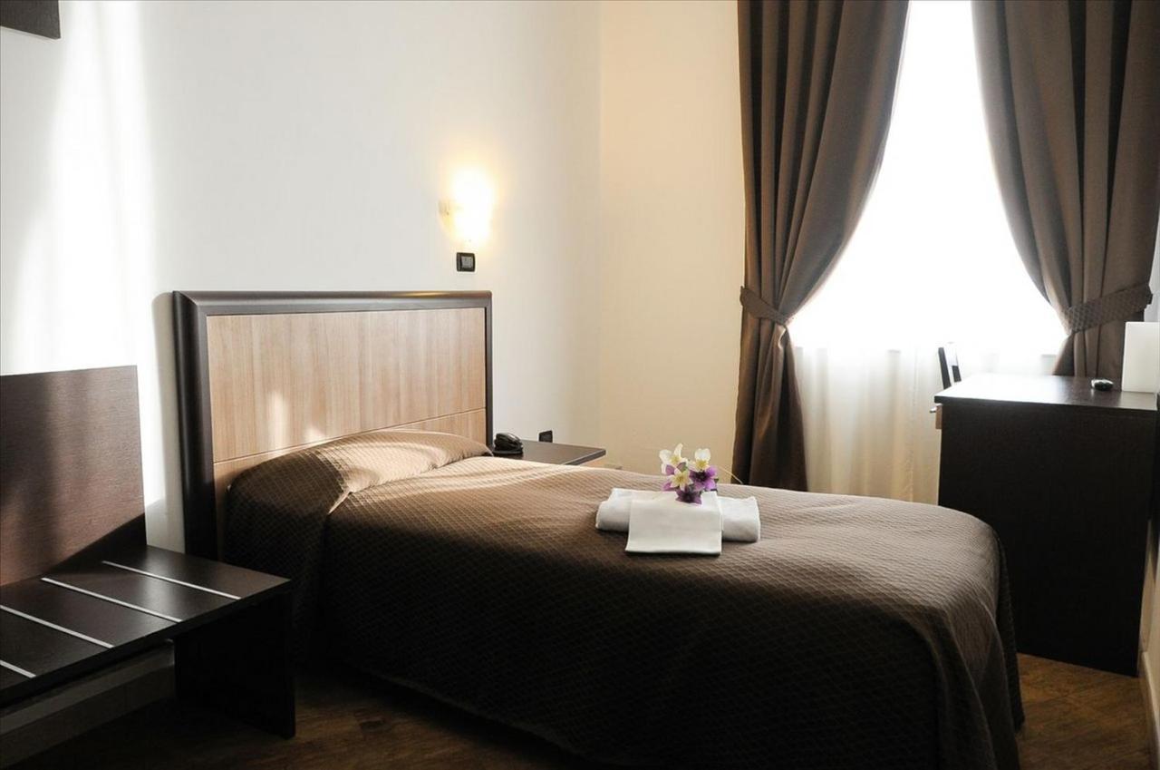 Hotel Chopin Генуа Екстериор снимка