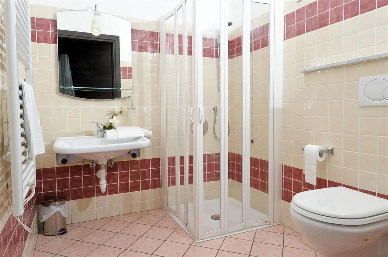 Hotel Chopin Генуа Екстериор снимка