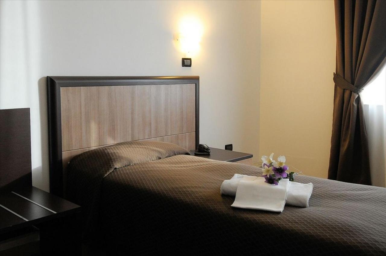 Hotel Chopin Генуа Екстериор снимка