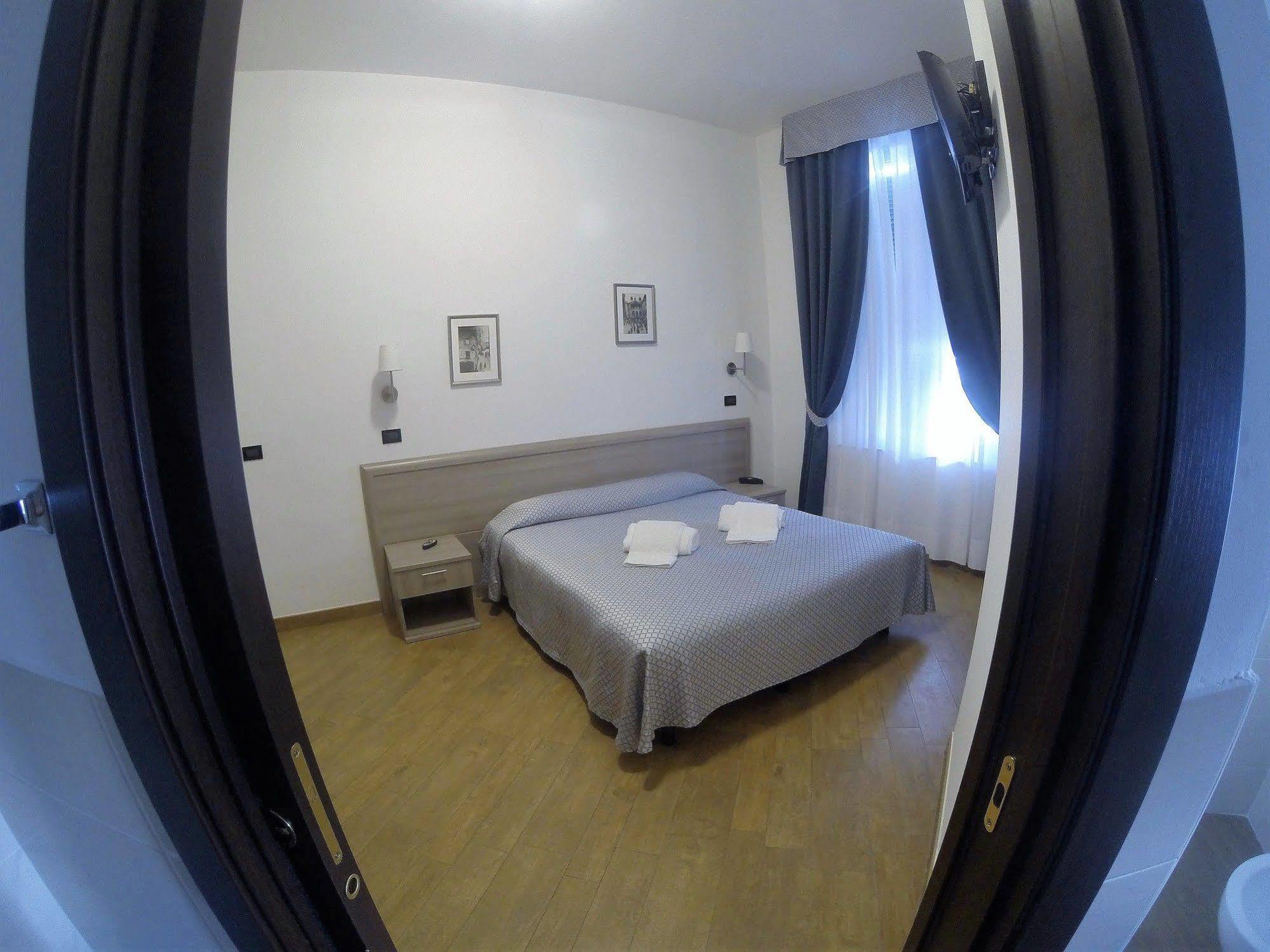 Hotel Chopin Генуа Екстериор снимка