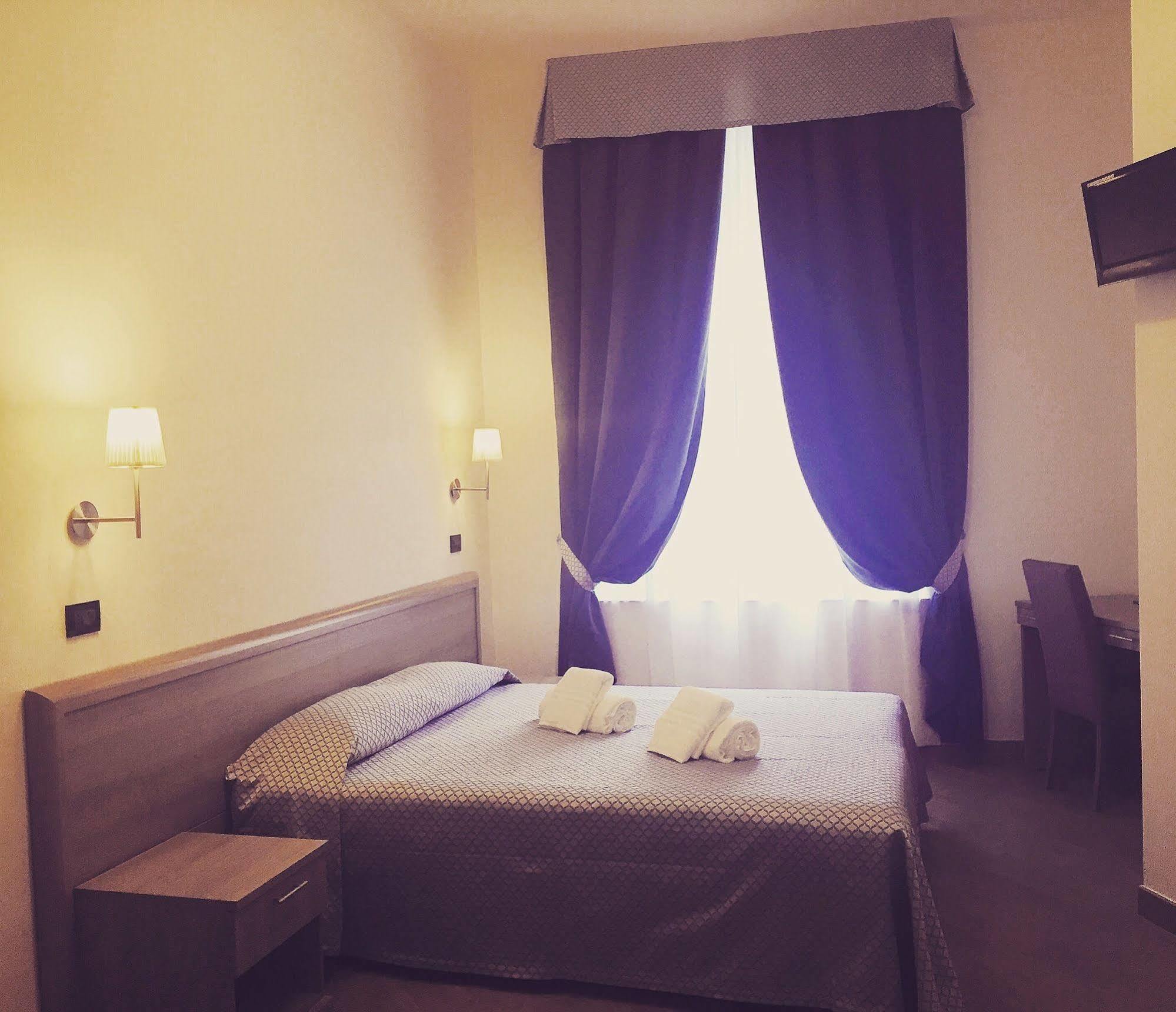 Hotel Chopin Генуа Екстериор снимка