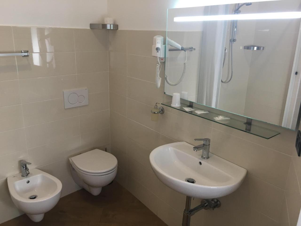 Hotel Chopin Генуа Екстериор снимка