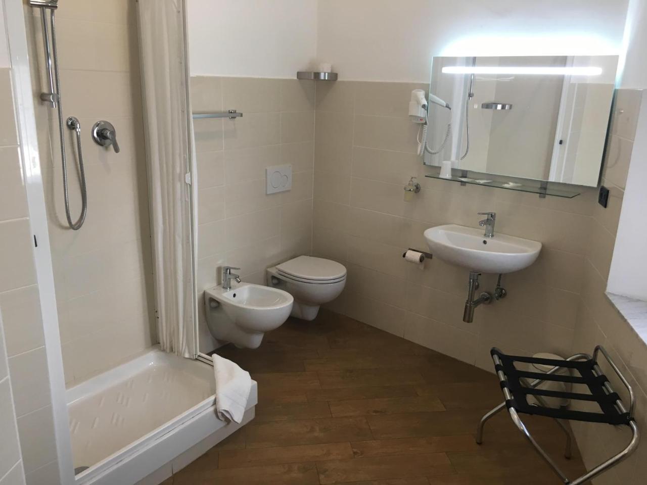 Hotel Chopin Генуа Екстериор снимка