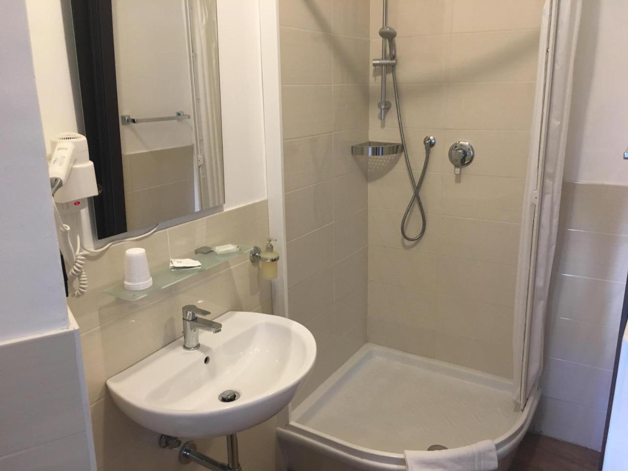 Hotel Chopin Генуа Екстериор снимка