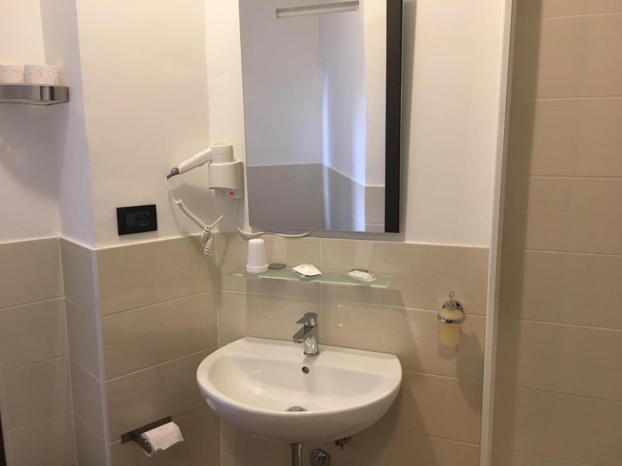 Hotel Chopin Генуа Екстериор снимка