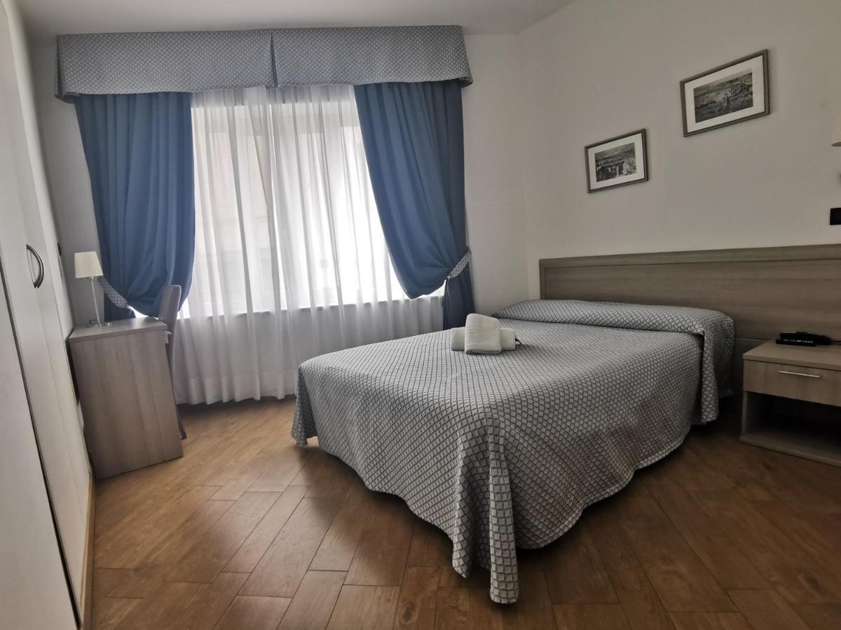 Hotel Chopin Генуа Екстериор снимка